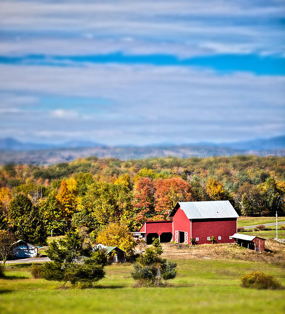 new england farm - house colonial style residential structure new england stock-fotos und bilder