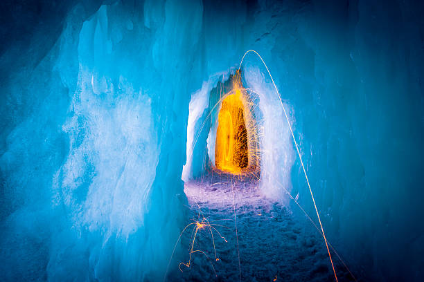 Caverna de gelo com queima de fogo - foto de acervo