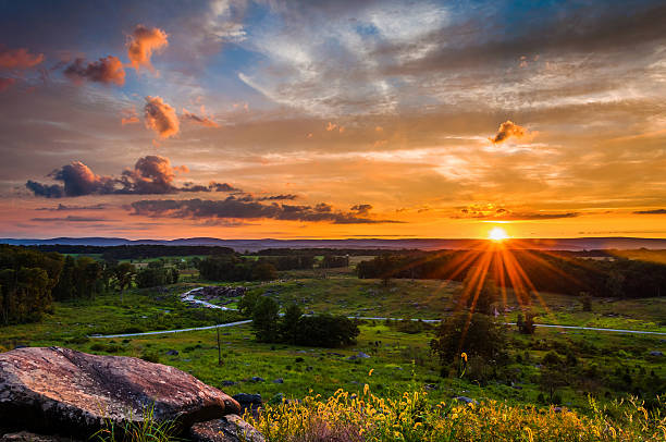 bunte sommer sonnenuntergang von kleinen roundtop in gettysburg, in unmittelbarer nähe von penns - blue ridge mountains fotos stock-fotos und bilder