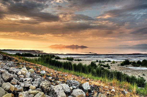 Pôr do sol no great salt lake - foto de acervo