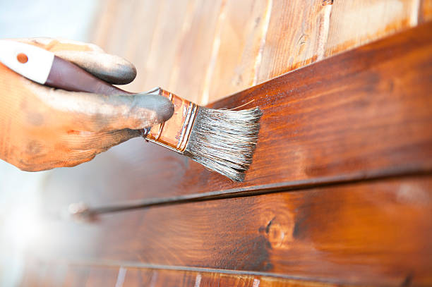 männliche tischler auftragen von nagellack zum holzmöbeln - brushing paint house painter human hand stock-fotos und bilder