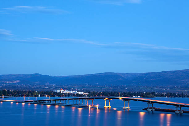 kelowna bennett ponte à noite lago okanagan - kelowna okanagan scenics okanagan valley - fotografias e filmes do acervo