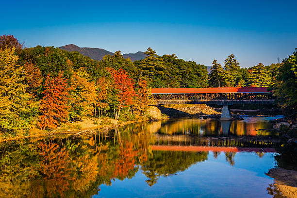 the saco river kryty most w conway, new hampshire. - covered bridge zdjęcia i obrazy z banku zdjęć