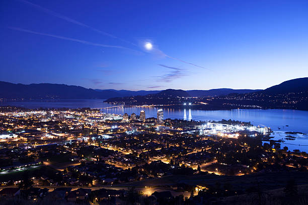 kelowna à noite, okanagan lago colúmbia britânica - kelowna okanagan scenics okanagan valley - fotografias e filmes do acervo