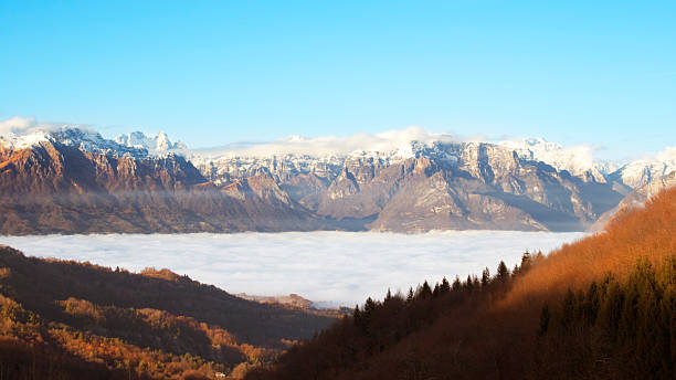 Paesaggio di montagna con Nebbia - foto stock