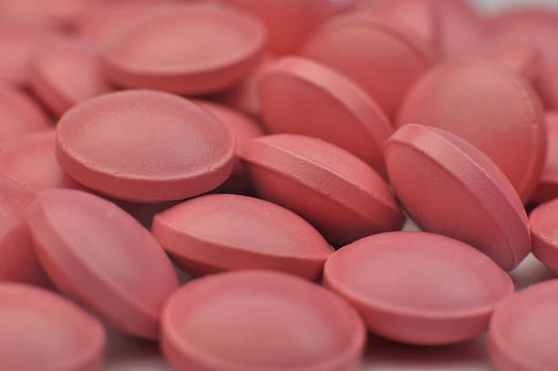 istock Scattering of pink tablets 530778001