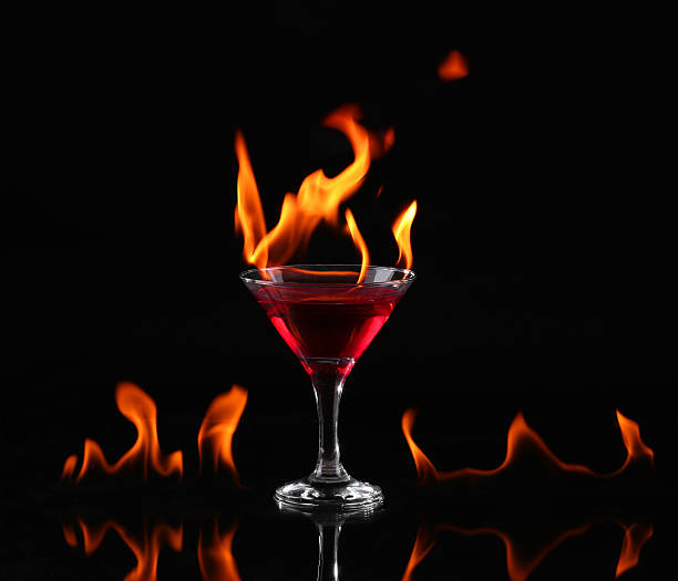 flaming cocktail auf schwarz - martini brand vermouth stock-fotos und bilder