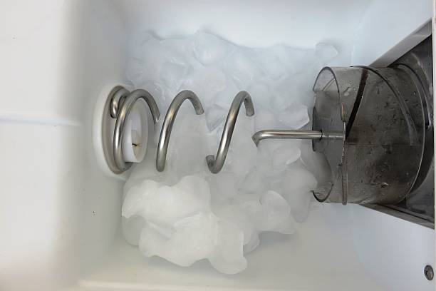 hielera automática en acción - ice machine fotografías e imágenes de stock