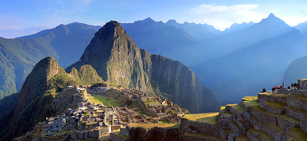 machu picchu em sunrise - panoramic international landmark national landmark famous place imagens e fotografias de stock