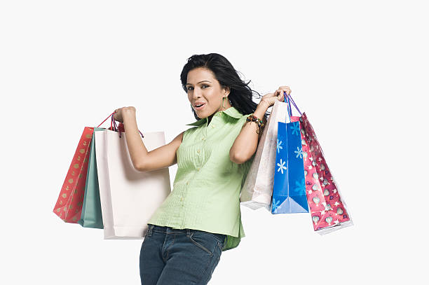 kobieta noszenie torby na zakupy i uśmiechając się - jewelry shopping asian ethnicity luxury zdjęcia i obrazy z banku zdjęć