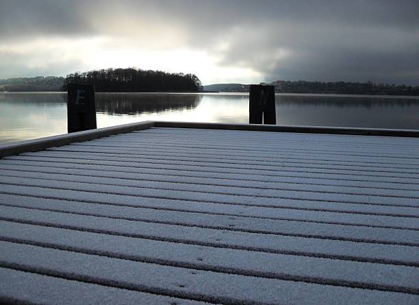 intoccato neve sul molo e abbandonato lago - masuren foto e immagini stock