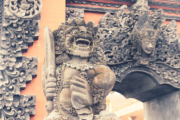 bali, indonésia hindu figura no portão de tanah lot - tanah lot close up bali indonesia - fotografias e filmes do acervo