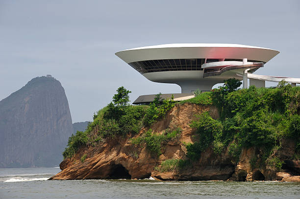 オスカーニーマイヤーのニテロイ現代美術館（ブラジル、リオデジャネイロ） - niemeyer museum of contemporary arts ストックフォトと画像