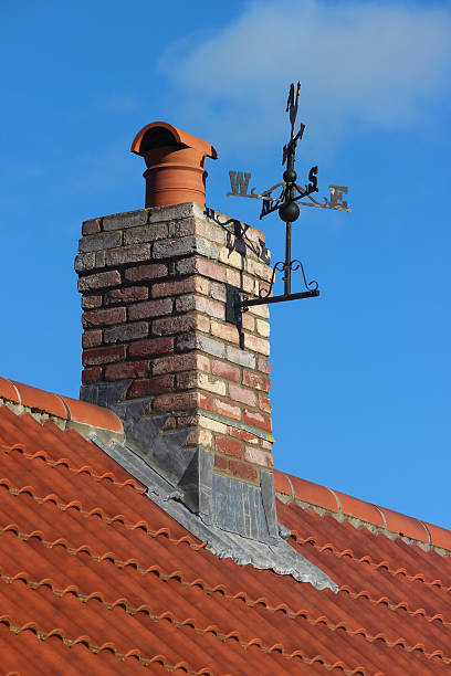 nueva red clay tejas del techo, ladrillo chimenea, weather-paleta-casa de nueva construcción - roof roof tile rooster weather vane fotografías e imágenes de stock