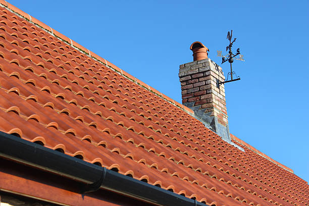 nueva red clay tejas del techo, ladrillo chimenea, weather-paleta-casa de nueva construcción - roof roof tile rooster weather vane fotografías e imágenes de stock