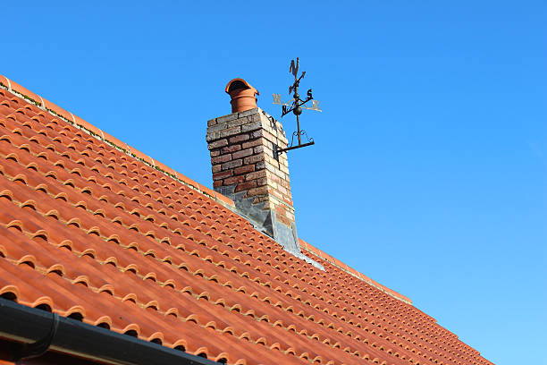 nuovo tetto di tegole rosse in argilla, mattoni camino, una banderuola, di nuova costruzione di casa - roof roof tile rooster weather vane foto e immagini stock