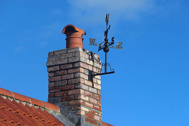 nuovo tetto di tegole rosse in argilla, mattoni camino, una banderuola, di nuova costruzione di casa - roof roof tile rooster weather vane foto e immagini stock