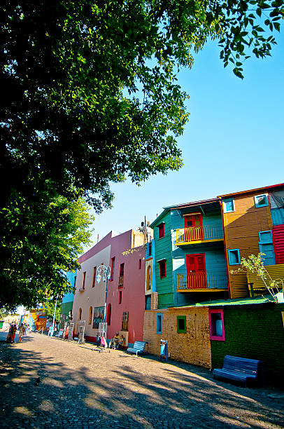 calle caminito en buenos aires, argentina - tinge fotografías e imágenes de stock