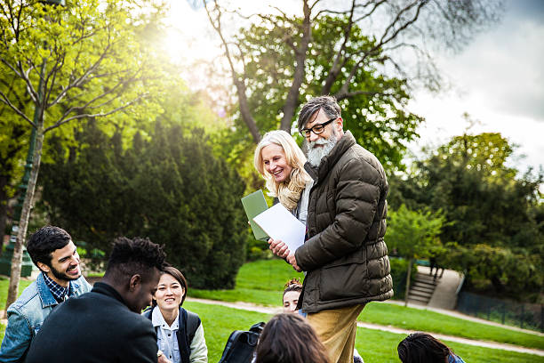 istock Students on travel in Paris - Tour Eiffel Outdoor lesson 530805094