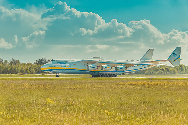 an225 mriya hostomel ランウェイに発車し、空港 - kyiv editorial land vehicle engine ストックフォトと画像