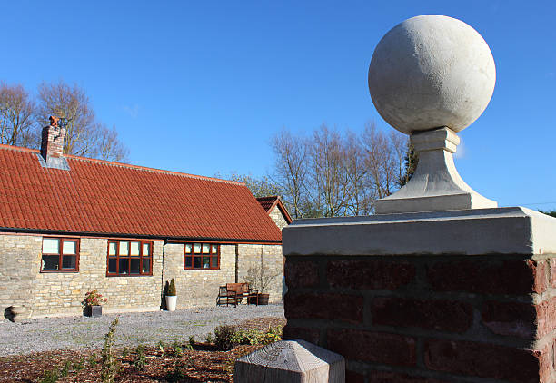 zdjęcie stary stodoła konwersji dom/bungalow, przekształcona stajnie/outbuilding - barn conversion zdjęcia i obrazy z banku zdjęć