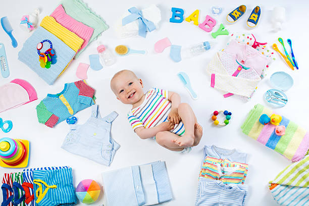 bébé avec des vêtements et des articles de puériculture - baby clothing photos et images de collection