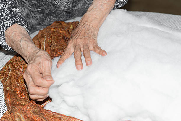 costureira tecelagem um amortecimento - knitting arthritis human hand women imagens e fotografias de stock