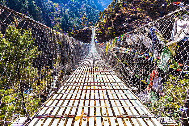 cachoeira dughla ponte em vale de lobuche, nepal - kala pattar - fotografias e filmes do acervo