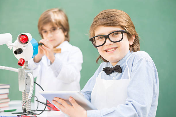 istock Little engineers! Elementary-age children collaborate on 'robot' creation. 530811024