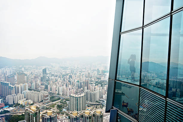 hombre de negocios en un rascacielos - hong kong city urban scene building exterior fotografías e imágenes de stock