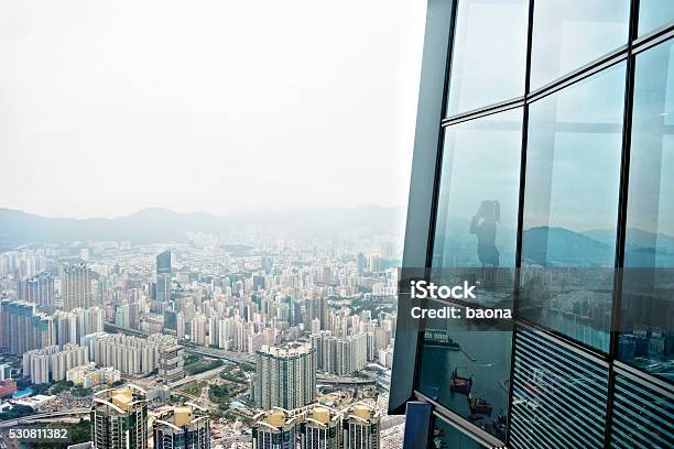 Photo libre de droit de Homme Daffaires Dans Un Gratteciel banque d'images et plus d'images libres de droit de Bâtiment vu de l'extérieur - Bâtiment vu de l'extérieur, Vue latérale, En verre