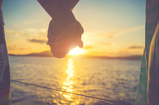 몇 가지 러버즈 쥠 시계바늘 - holding hands honeymoon dating flirting 뉴스 사진 이미지
