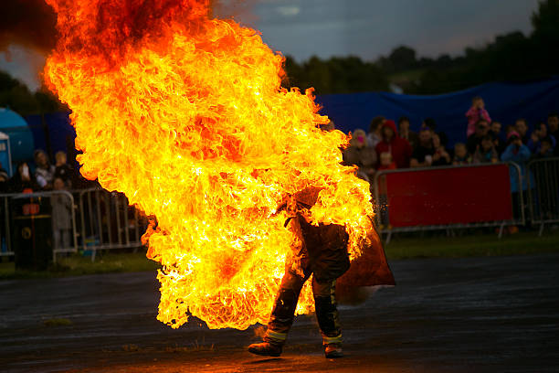 stunt mann auf feuer-stock-bilder - stuntman stock-fotos und bilder