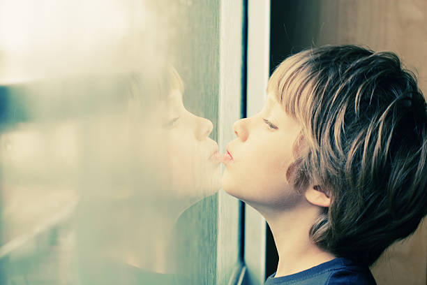 menino bonito olhando através da janela - child autumn nature human face - fotografias e filmes do acervo