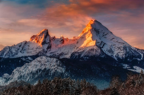 watzmann bei sonnenaufgang - alpenglühen stock-fotos und bilder