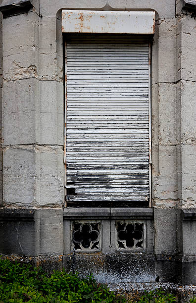 finestra con persiane chiuse - shutter unhygienic ancient old foto e immagini stock