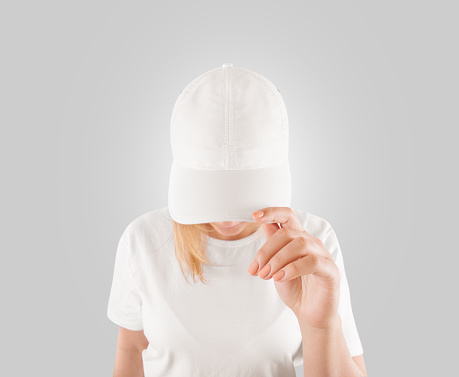 Blanco blanco gorra de béisbol maqueta plantilla, desgaste en las mujeres de photo