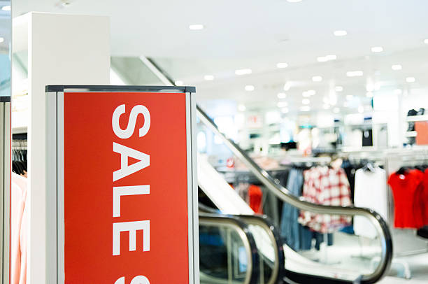 sale-beschilderung in einem store - shopping mall supermarket store sign stock-fotos und bilder