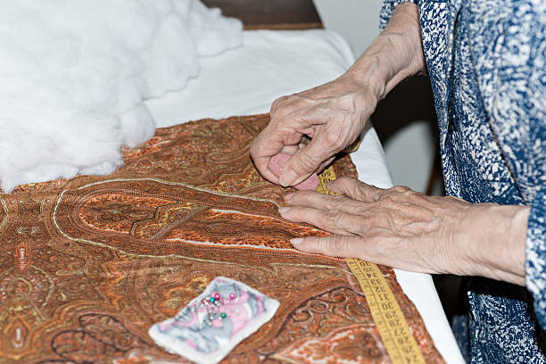 sarto da donna tessitura un ammortizzazione all'insegna della leggerezza - knitting arthritis human hand women foto e immagini stock