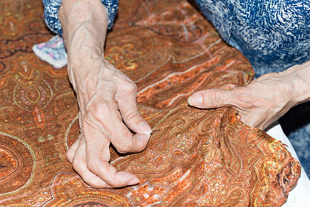 costureira tecelagem um amortecimento - knitting arthritis human hand women imagens e fotografias de stock