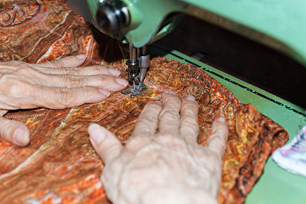 costureira tecelagem um amortecimento - knitting arthritis human hand women imagens e fotografias de stock