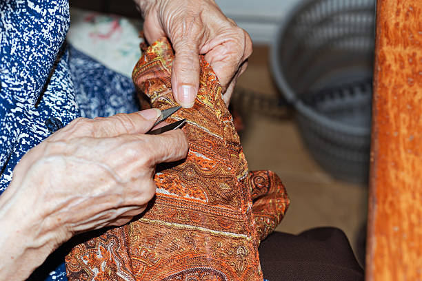 sarto da donna tessitura un ammortizzazione all'insegna della leggerezza - knitting arthritis human hand women foto e immagini stock