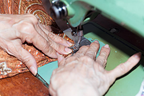 costureira tecelagem um amortecimento - knitting arthritis human hand women imagens e fotografias de stock