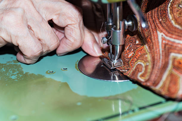 costureira tecelagem um amortecimento - knitting arthritis human hand women imagens e fotografias de stock