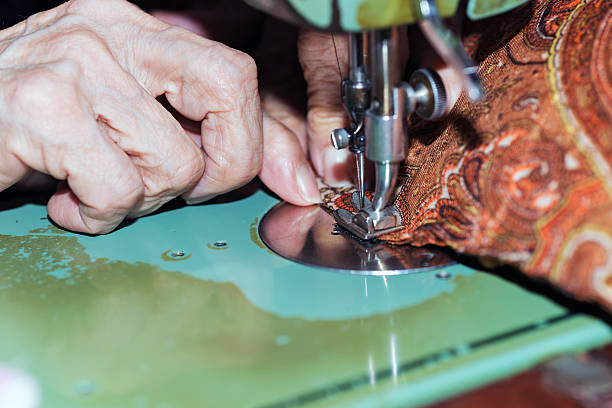 costureira tecelagem um amortecimento - knitting arthritis human hand women imagens e fotografias de stock