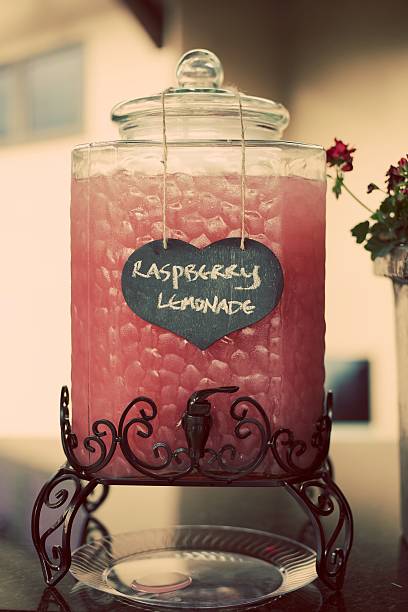 산딸기 레모네이드 음료 디스펜서 스탠드를 사랑입니다 팻말 스톡 사진