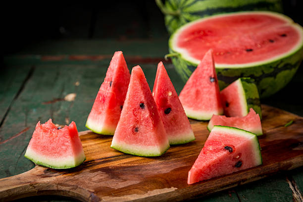 кусочки арбуза на деревянном фоне - watermelon fruit healthy eating snack стоковые фото и изображения