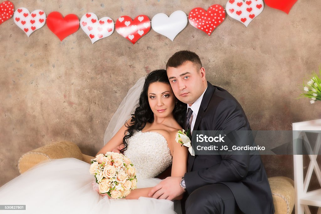 ide y el novio posando con de San Valentín - Foto de stock de Abrazar libre de derechos