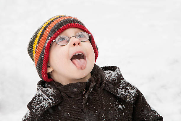 apanhar flocos de neve - snow glasses imagens e fotografias de stock