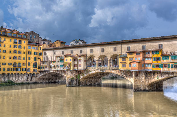 ponte vecchio e rio arno - europe arch bridge stone bridge covered bridge imagens e fotografias de stock